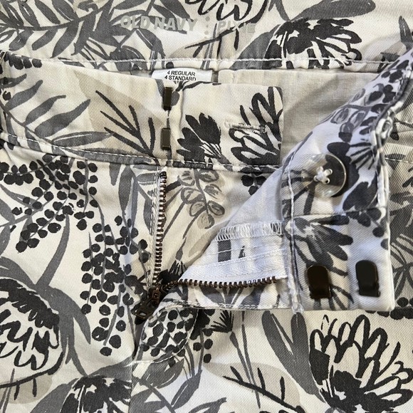 Old Navy Pixie Shorts Women’s Size 4 - Picture 4 of 7